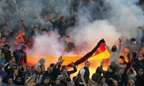 Rusiyalı azarkeşlər Almaniya bayrağını yandırdılar - FOTO