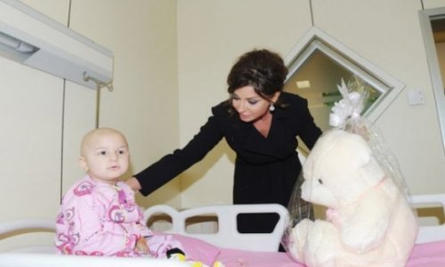 Мехрибан Алиева  помогает греческим детям