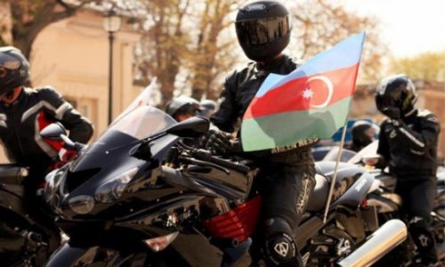 На дорогах Баку появился мотоциклист-трюкач –ВИДЕО