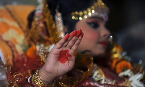 Nepal's living goddess who still has to do homework - PHOTO