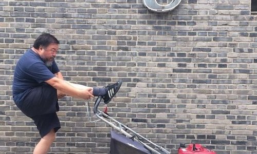 Ai Weiwei sparks 'leg gun' photo craze - PHOTO