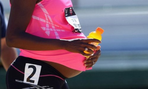Спортсменка пробежала 800-метровку на позднем сроке беременности –ФОТО
