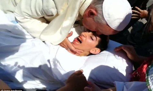 Pope Francis pulls over his car to bless disabled woman - VIDEO