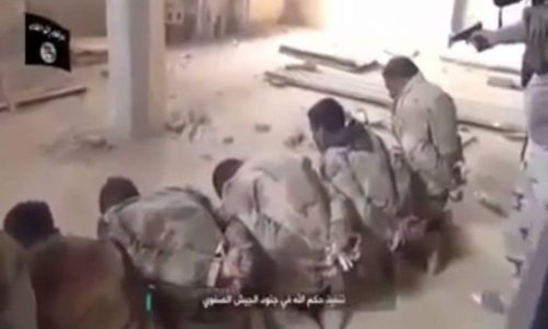 İŞİD əsir İraq zabitlərini belə qətlə yetirdi – Video/23+