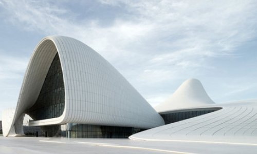 Заха Хадид получила награду за дизайн здания Центра Гейдара Алиева