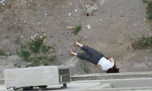 В Баку женщина выбросилась с многоэтажного здания