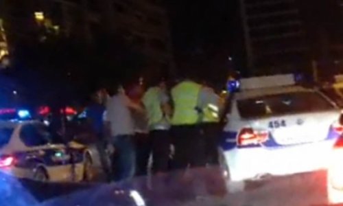 Драка между гражданином и полицейскими в центре Баку – ВИДЕО