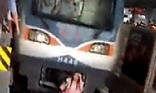 Pregnant woman faints and falls onto subway track but ... - PHOTO+VIDEO
