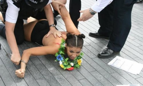 Активистки Femen опять оголили грудь