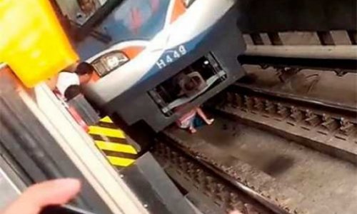 Беременная женщина чудом выжила, рухнув под поезд