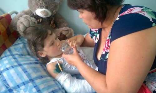 Little girl poses in front of bear cage before animal bit off her hand - PHOTO+VIDEO