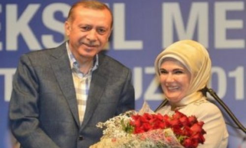 Эрдоган подарил супруге  36 алых роз - ФОТО