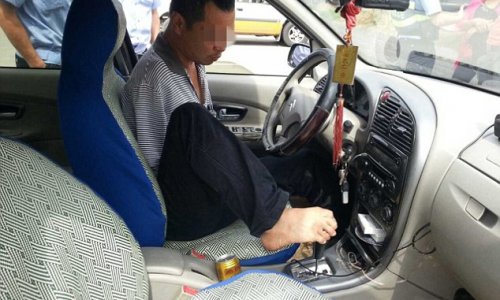 Motorist with no arms is banned from driving - PHOTO