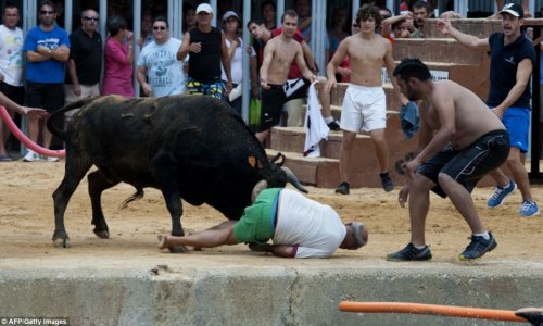 Man gored in the rear as Spain's traditional running - PHOTO+VIDEO