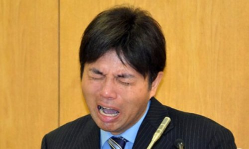 Японский депутат-истерик подал в отставку- ВИДЕО