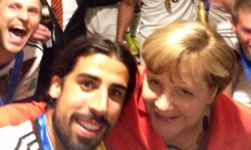 Меркель сделала селфи с футболистами сборной Германии