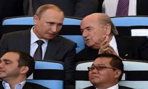 Putin Dünya Kuboku bayrağını aldı - FOTO