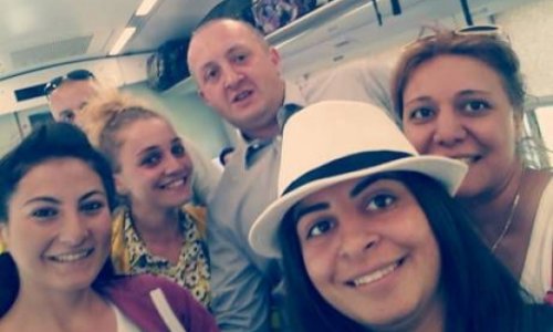 Президент с девушками из Азербайджана – ФОТО