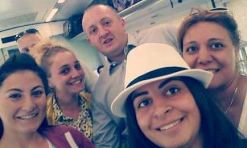Prezident azərbaycanlı turistlərlə “selfie” çəkdirdi - FOTOLAR