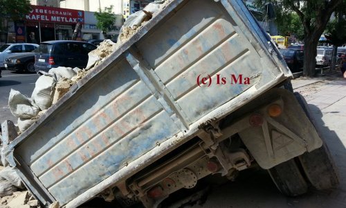 Bakıda yol çökdü, maşın aşdı - FOTOLAR