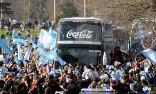 Argentine fan welcome back their fallen heroes from Brazil - PHOTO+VIDEO