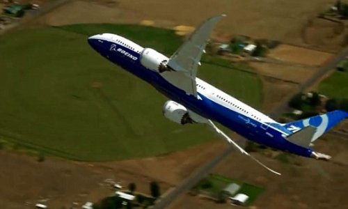 Boeing Dreamliner perform fighter jet-style stunts - VIDEO