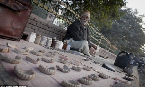 The street dentists of Delhi - PHOTO