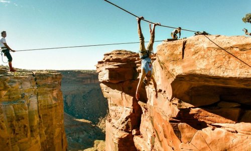 Daredevils cross canyons using just slacklines - PHOTO