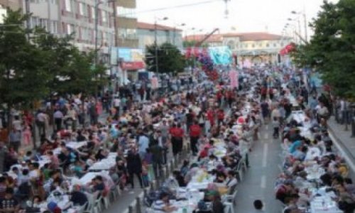 В Турции дан большой ифтар на десятки тысяч человек - ВИДЕО