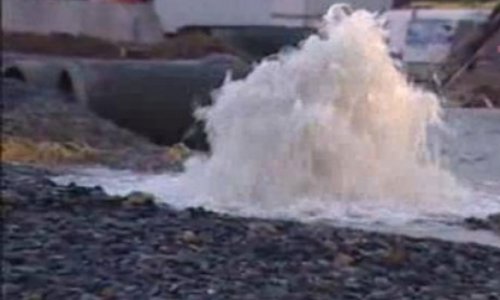 Bakıda partlayan su borusu tıxac yaratdı - VİDEO