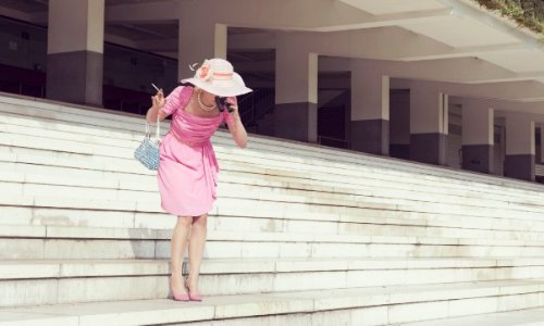 Retro femmes fatales take over Paris racetracks - PHOTO