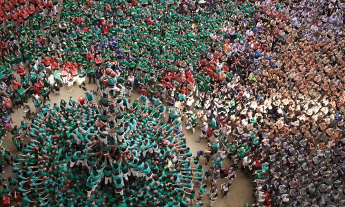 Thousands gather to form the tallest human tower - PHOTO
