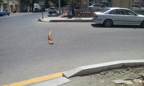 Bakıda yolu mismarlı taxta ilə bağladılar- FOTO