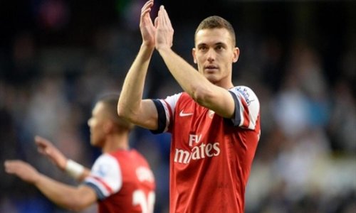 Wenger confirms United bid for Vermaelen