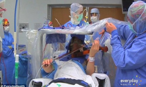 Violinist plays his instrument during BRAIN SURGERY - VIDEO