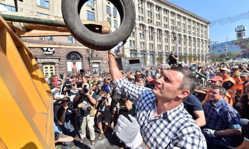 Vitali Klitschko lends a hand to help clear up the barricades - PHOTO