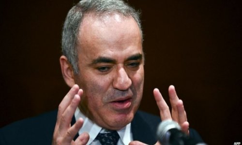 Garry Kasparov bids to be chess kingpin