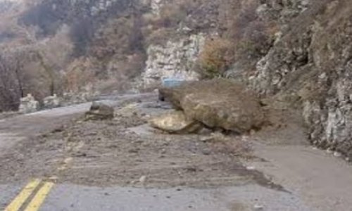 Оползень частично перекрыл дорогу между Грузией и Россией