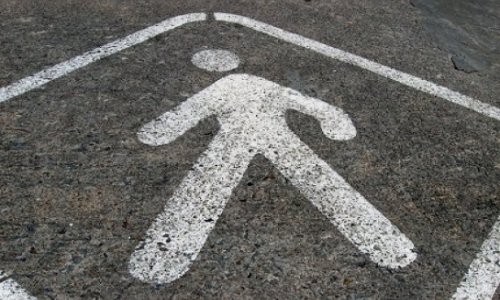 В Баку гаишник сбил пешехода