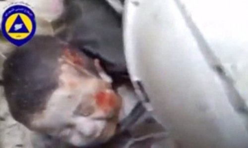 Dramatic rescue of baby after his home is hit by air strikes - PHOTO+VIDEO
