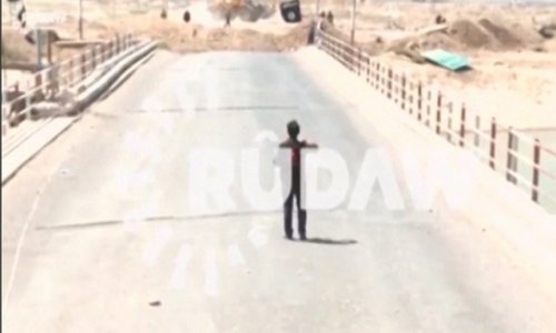 Brave Kurdish reporter walks out into No Man's Land - VIDEO