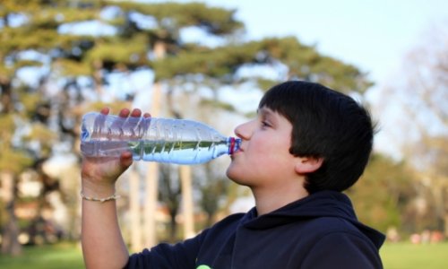 Ученые советуют детям пить только воду