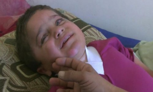 Disabled refugee boy 'abandoned in desert' - VIDEO