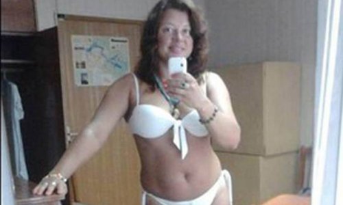 Teacher accidentally posts naked selfies online - PHOTO