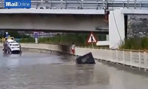 Russian tries to cross floodwater in his 4x4 - VIDEO