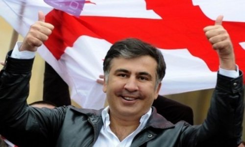 Gürcüstan Saakaşvilinin nimdaş paltarlarını qaytardı