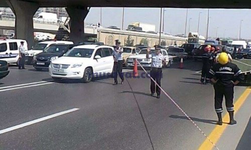 Bakıda kişi özünü asma körpüdən atmaq istəyir - FOTOLAR, Yenilənir