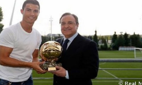 Роналду вручил копию «Золотого мяча» президенту «Реала»