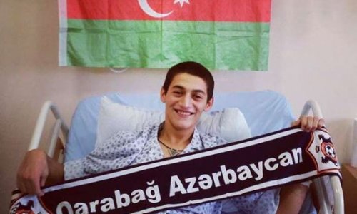 Раненый солдат поддержал «Карабах» – ФОТО