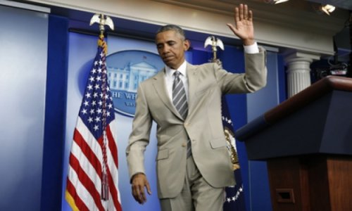Обаму высмеяли за бежевый костюм